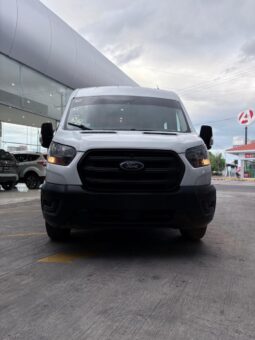 Ford Transit Passenger Bus lleno