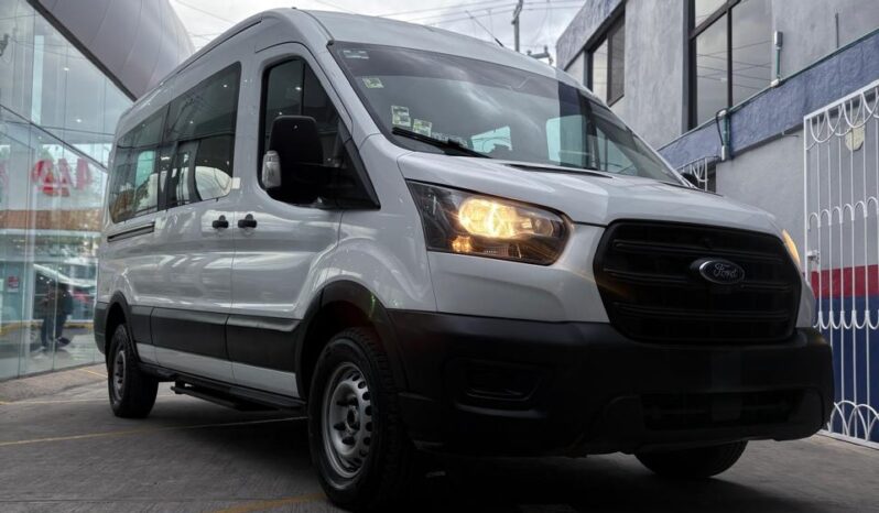 Ford Transit Passenger Bus lleno