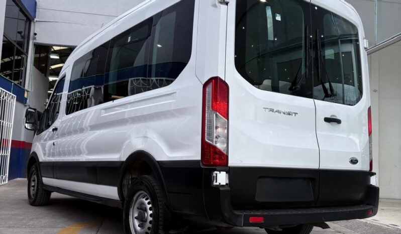 Ford Transit Passenger Bus lleno