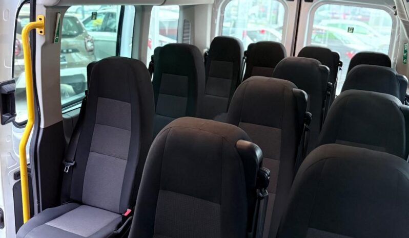 Ford Transit Passenger Bus lleno